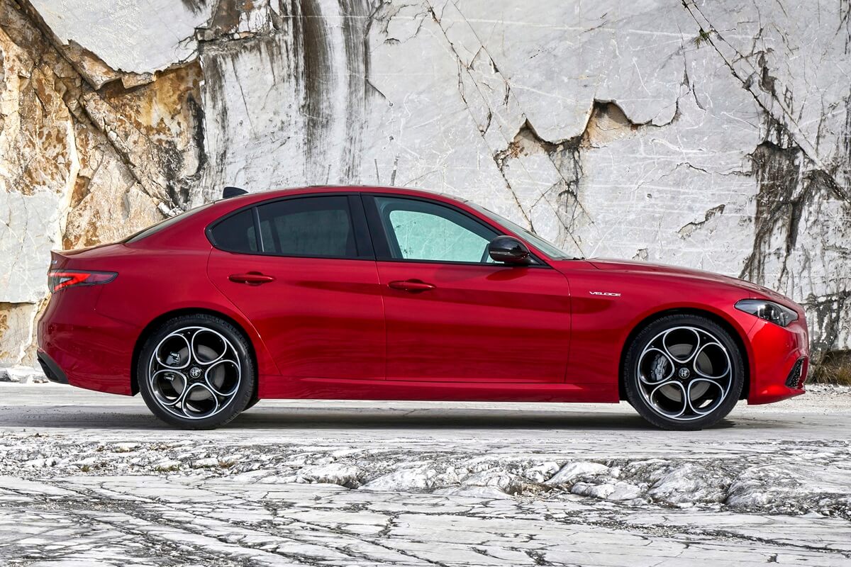 Alfa Romeo Giulia (2026) side view