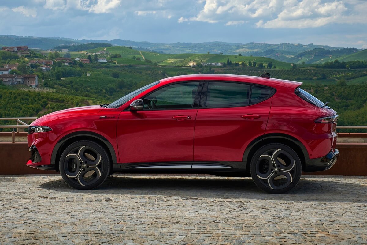 Alfa Romeo Tonale (2026) side view