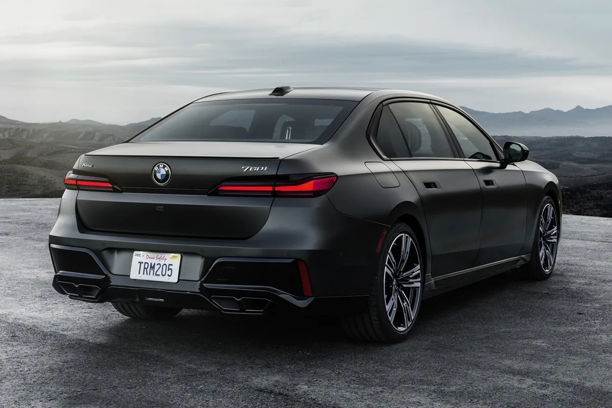 BMW 7 Series (2026) rear view