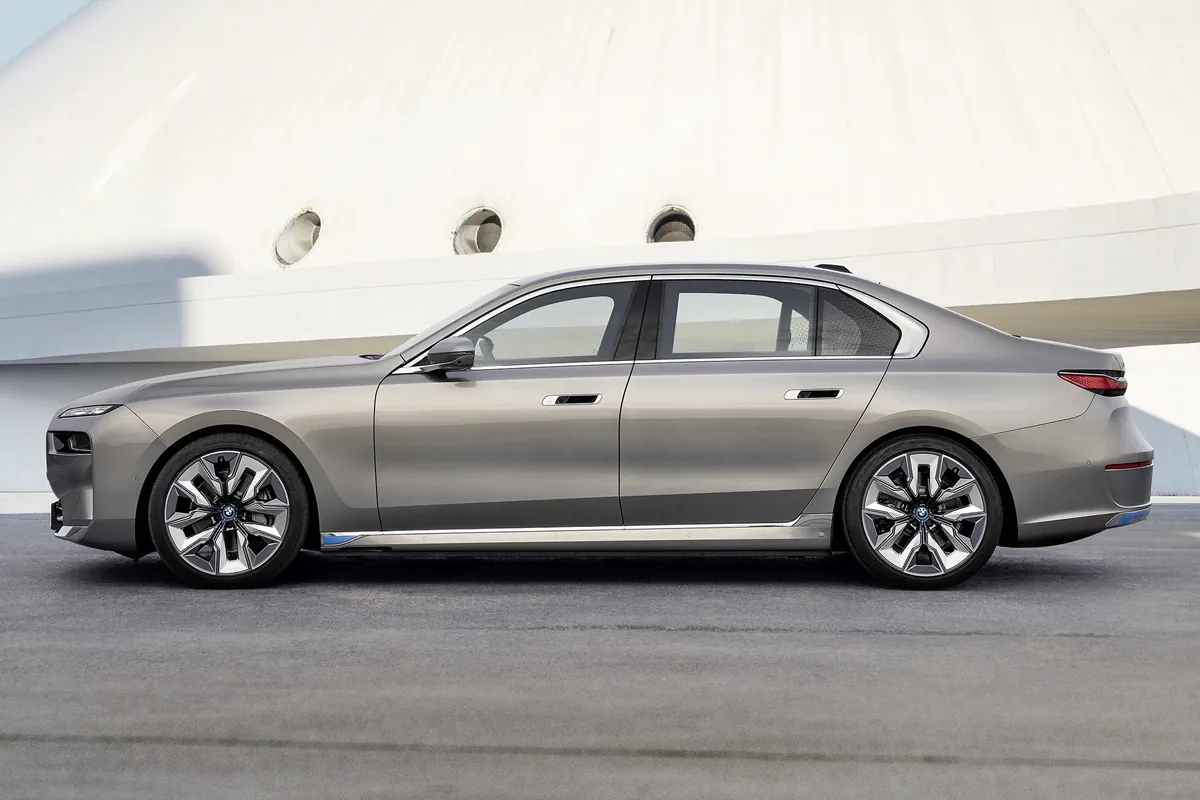 BMW i7 (2026) side view