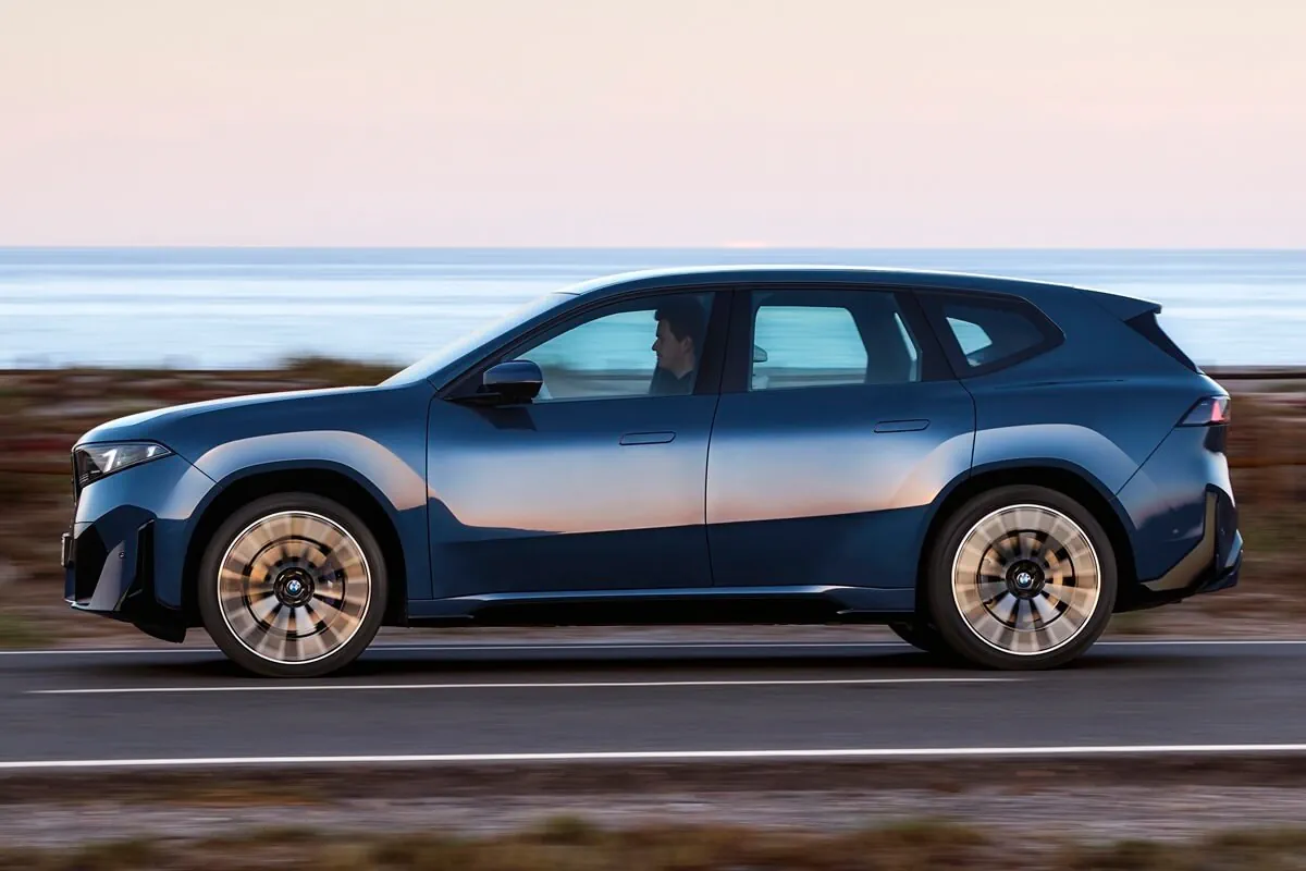 BMW iX3 (2026) zijaanzicht