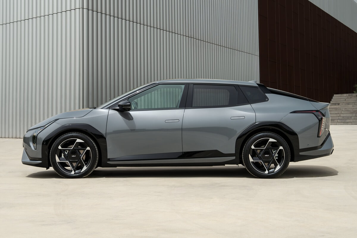 Kia EV4 Fastback (2026) side view