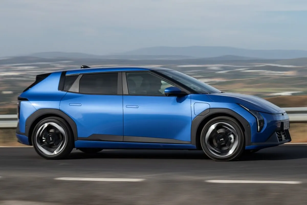 Kia EV4 (2026) zijaanzicht
