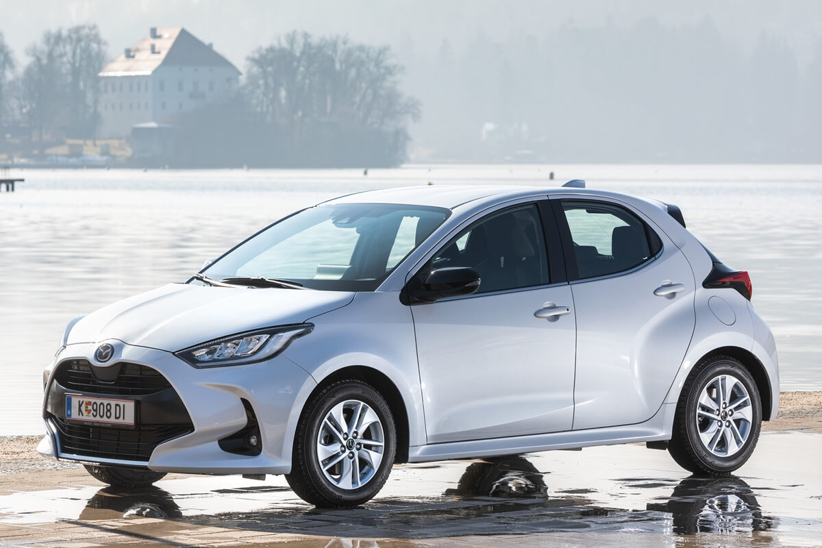 Mazda Mazda2 (2022–2023) side view