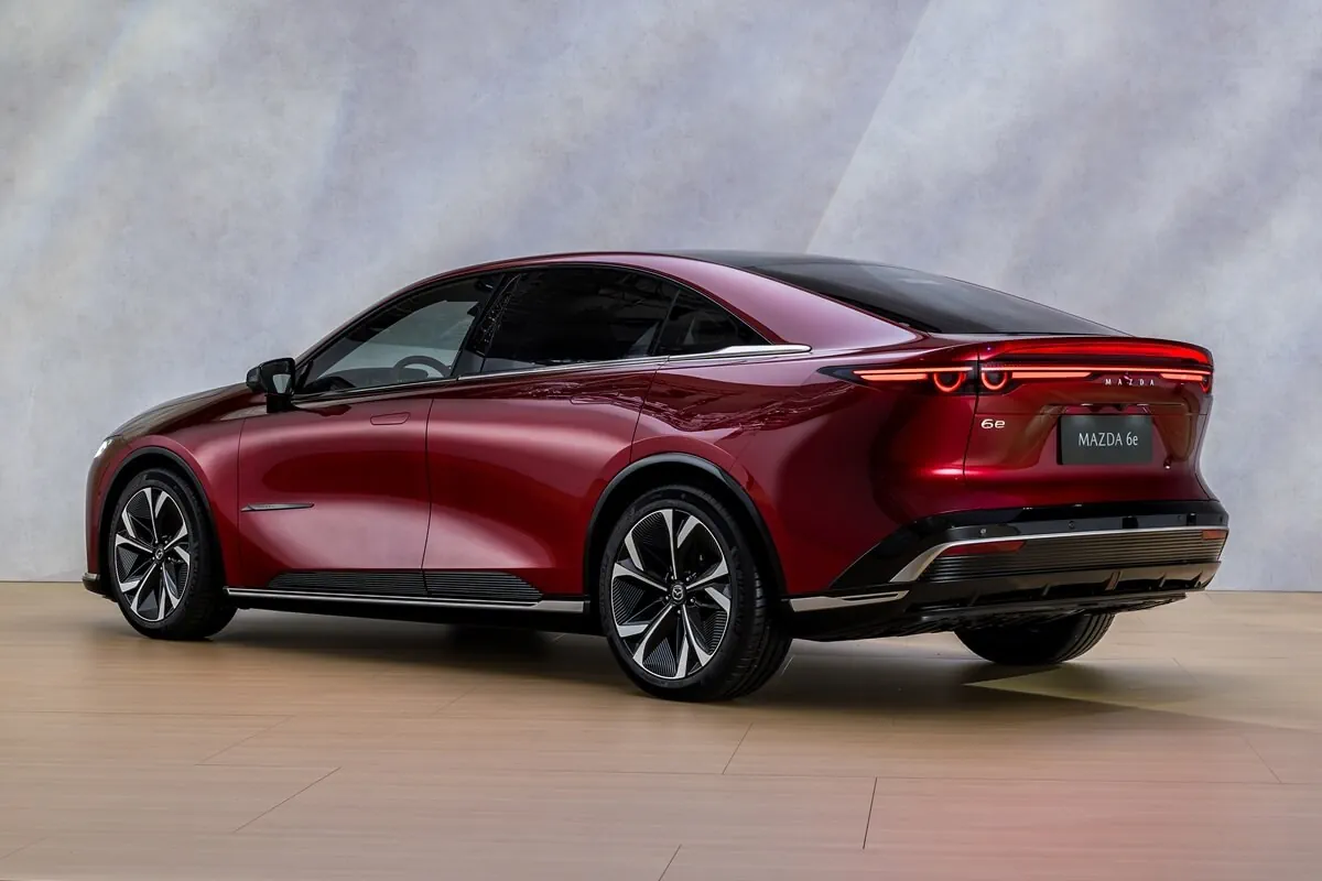 Mazda Mazda6e (2026) achteraanzicht