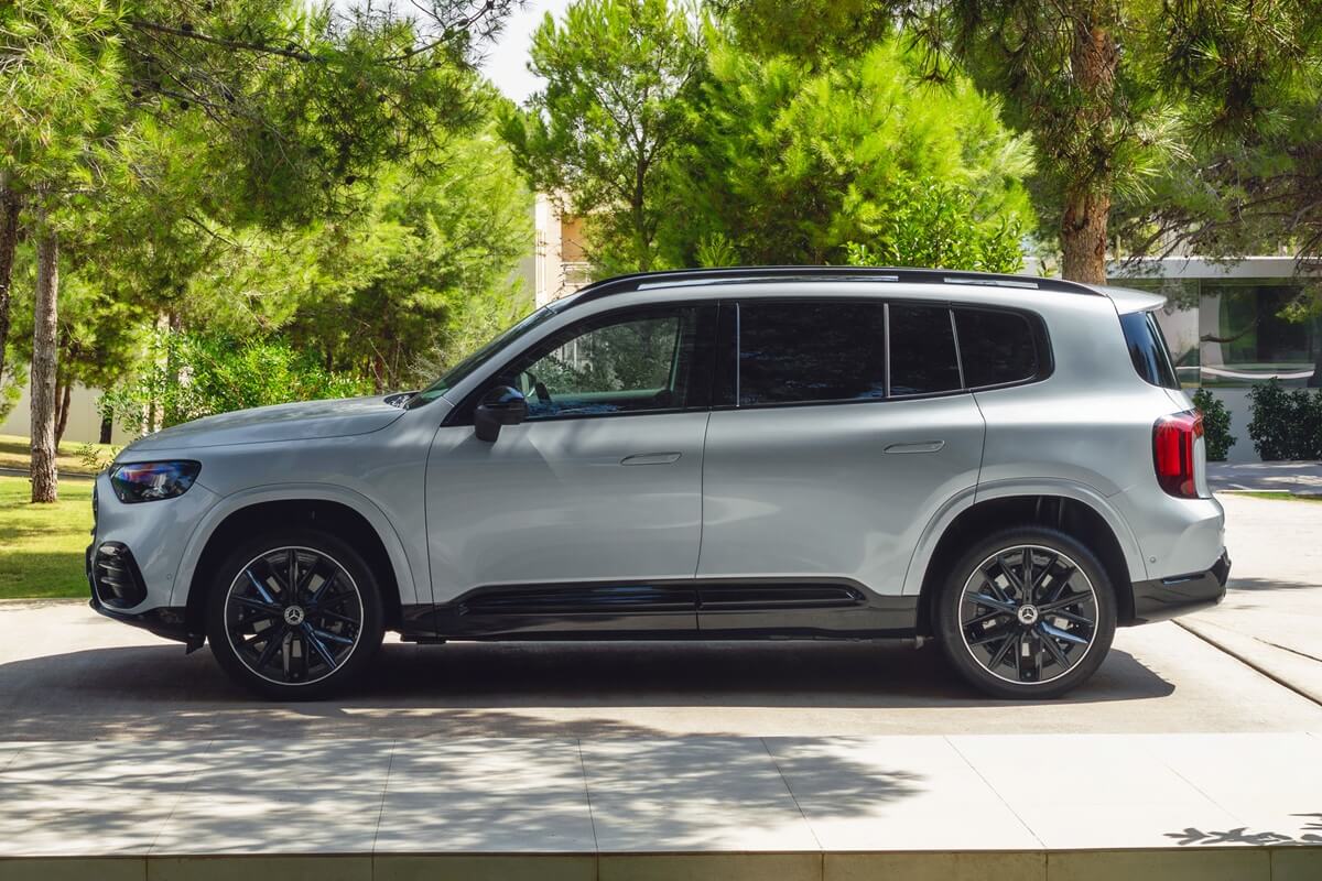 Mercedes-Benz GLB (2026) side view