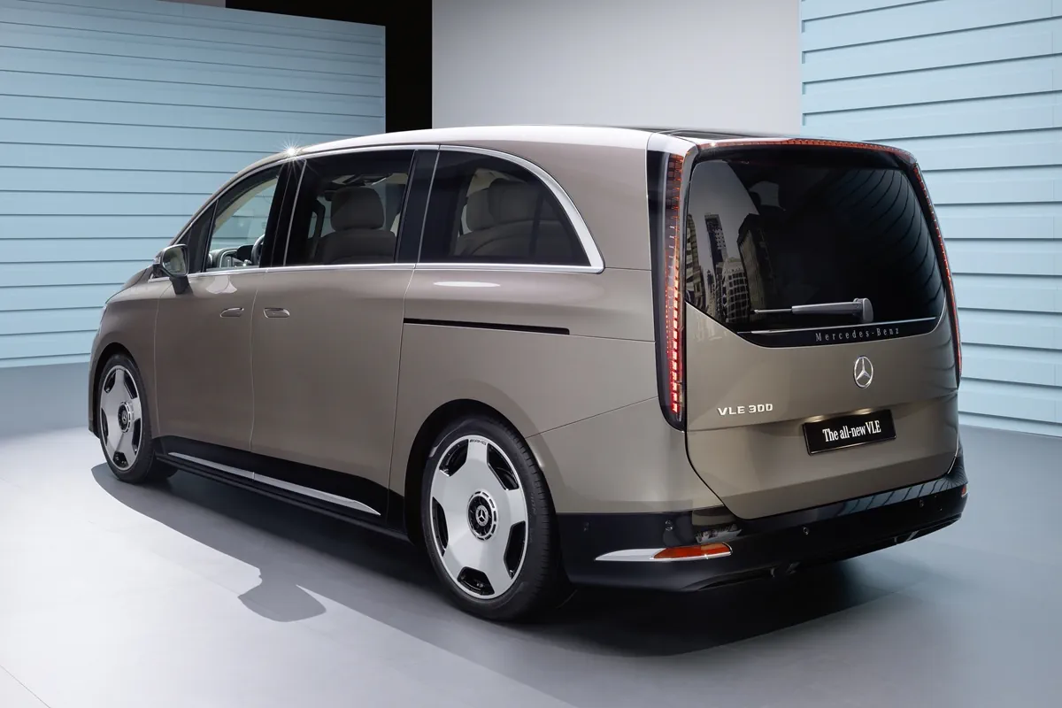 Mercedes-Benz VLE (2026) vista posteriore