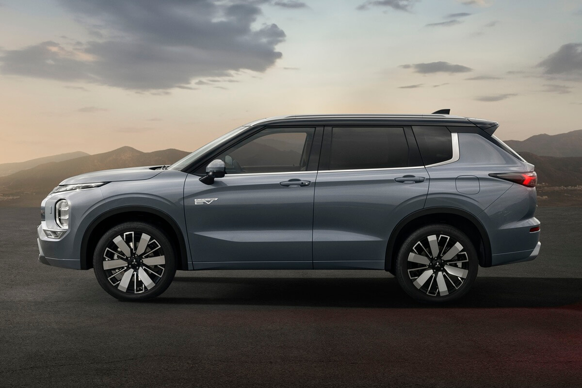 Mitsubishi Outlander (2026) side view
