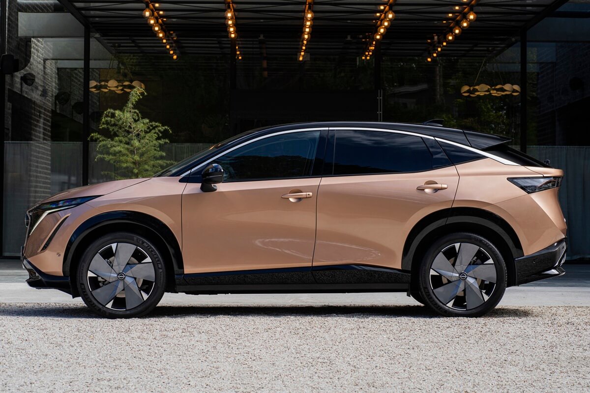 Nissan Ariya (2026) side view