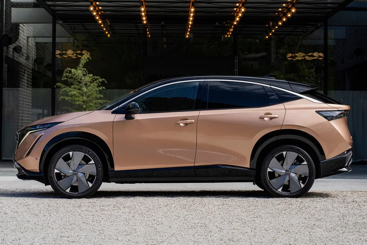 Nissan Ariya (2026) vista laterale