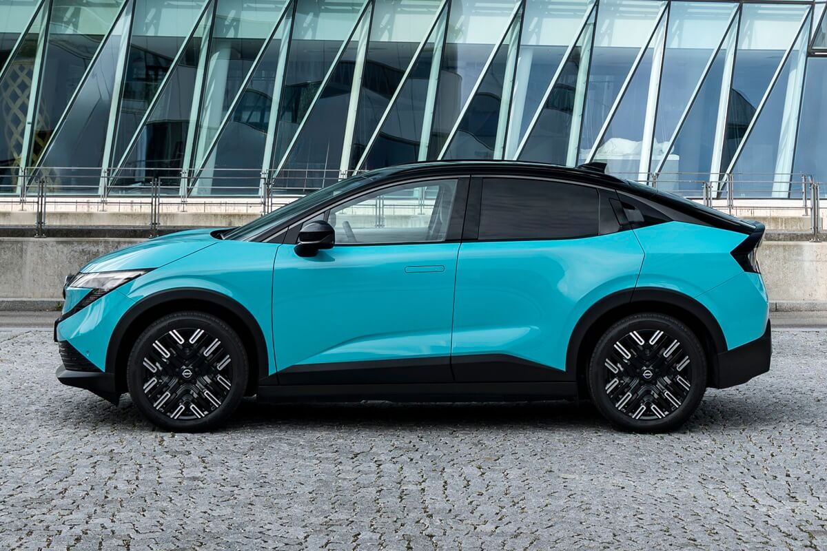 Nissan Leaf (2026) side view