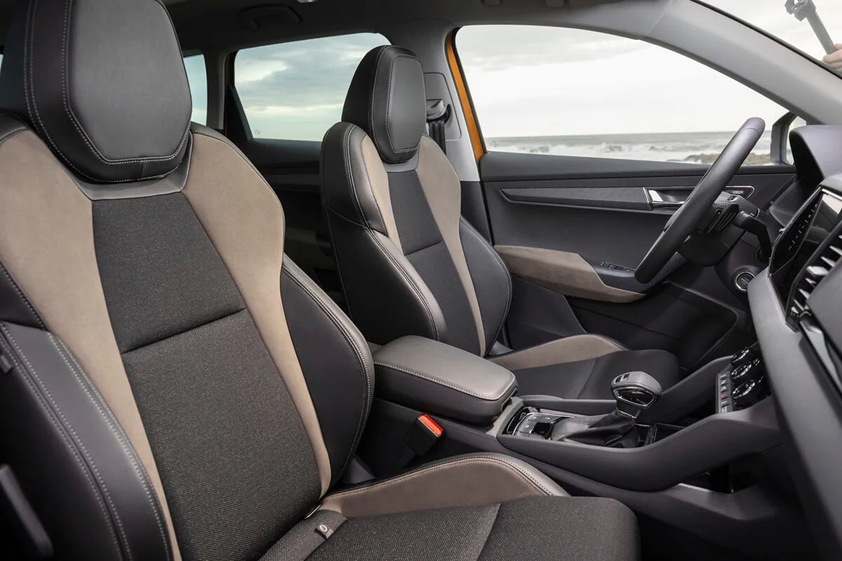 Skoda Karoq (2026) asientos interiores