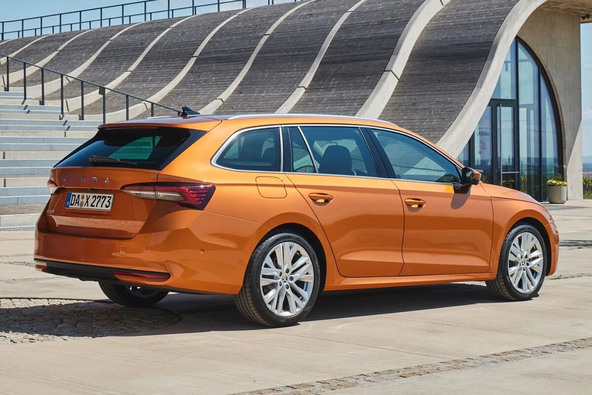 Skoda Octavia Combi (2026) vista posteriore