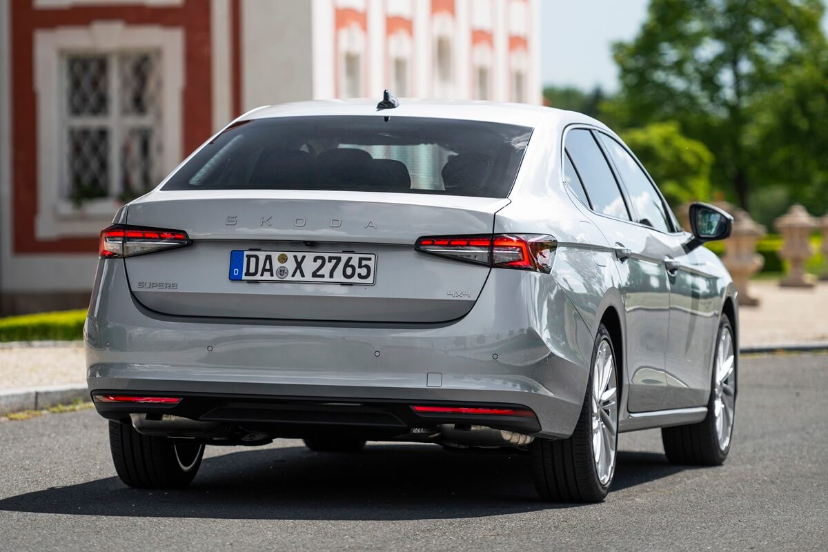 Skoda Superb (2026) rear view