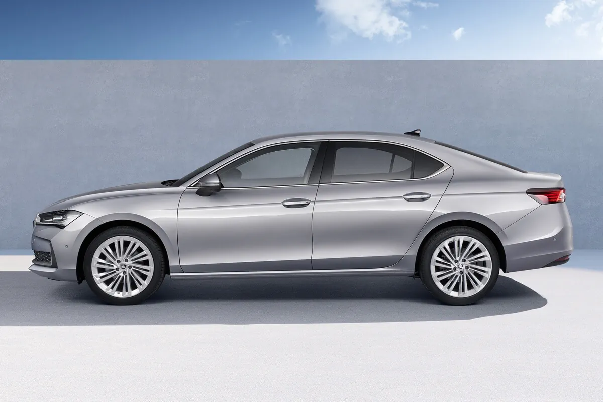 Skoda Superb (2026) vista laterale