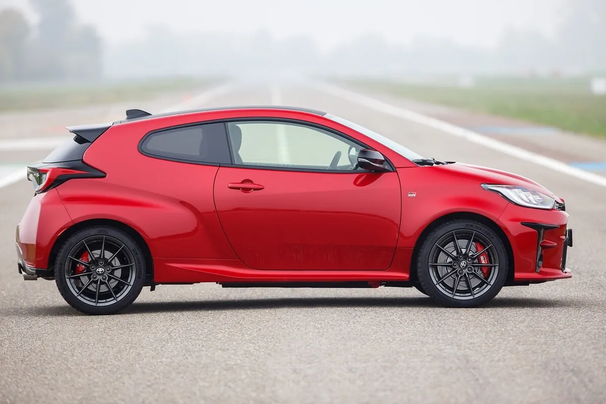 Toyota GR Yaris (2020–2023) zijaanzicht