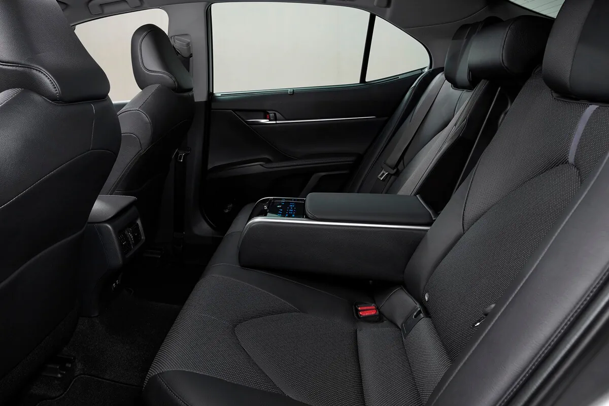 Toyota Camry (2021–2023) interieur (zitplaatsen)