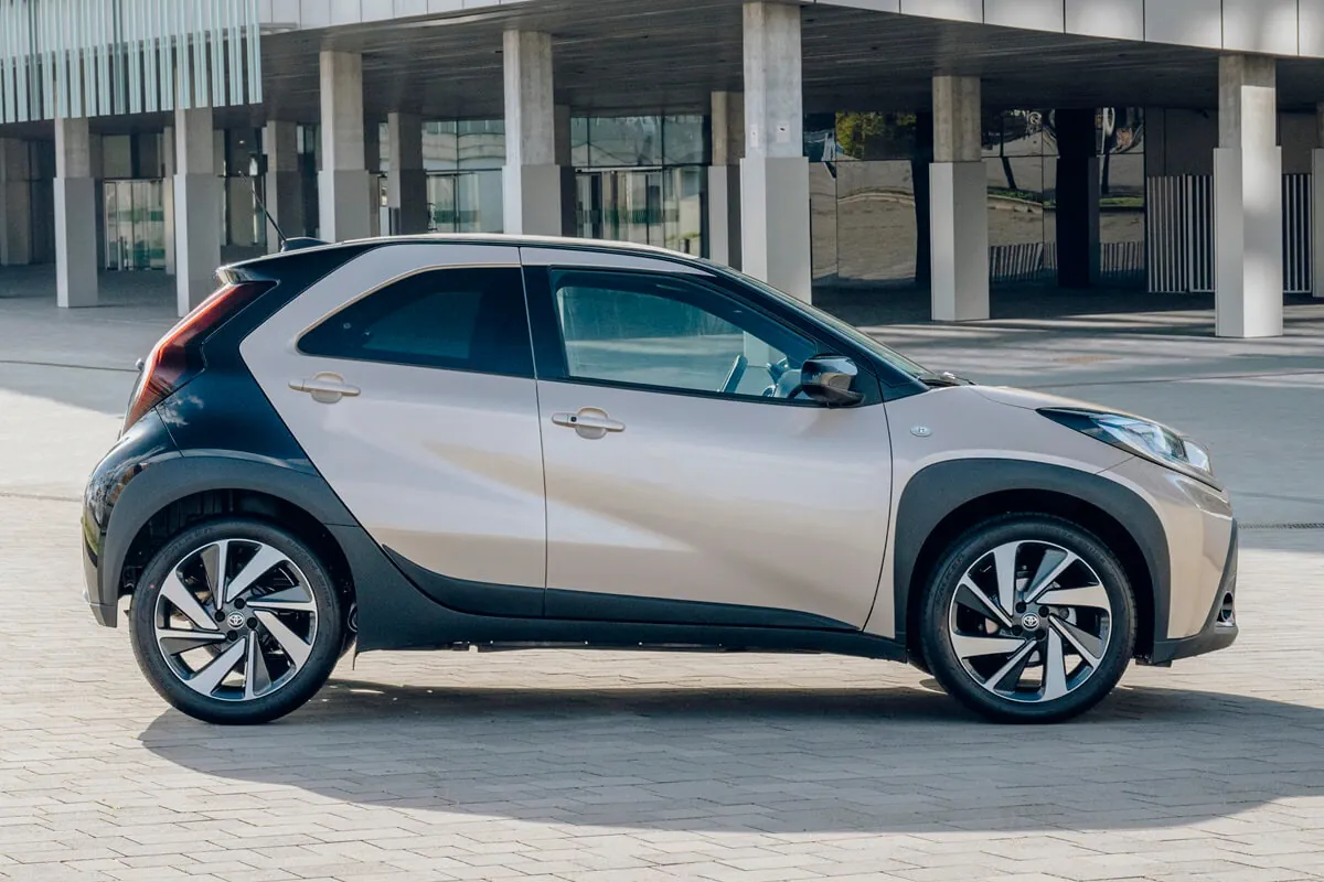 Toyota Aygo X (2022–2025) zijaanzicht