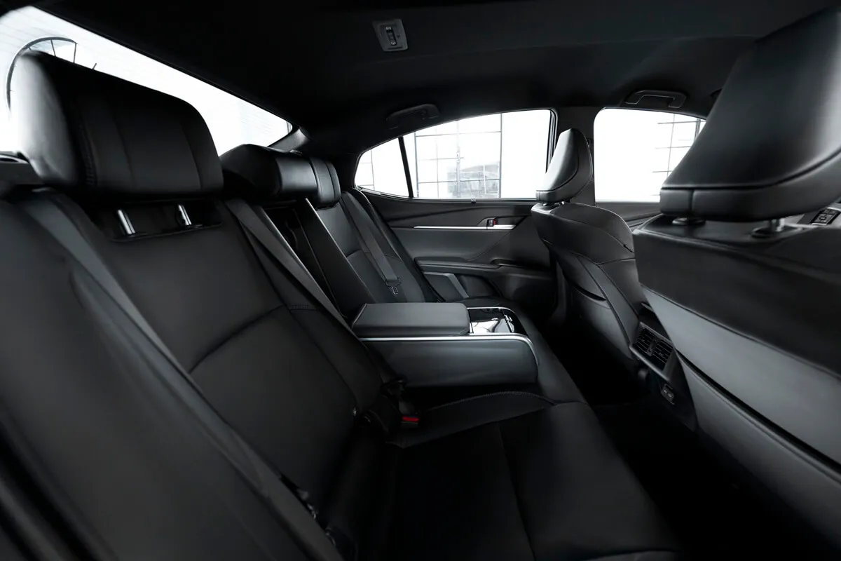 Toyota Camry (2026) interieur (zitplaatsen)