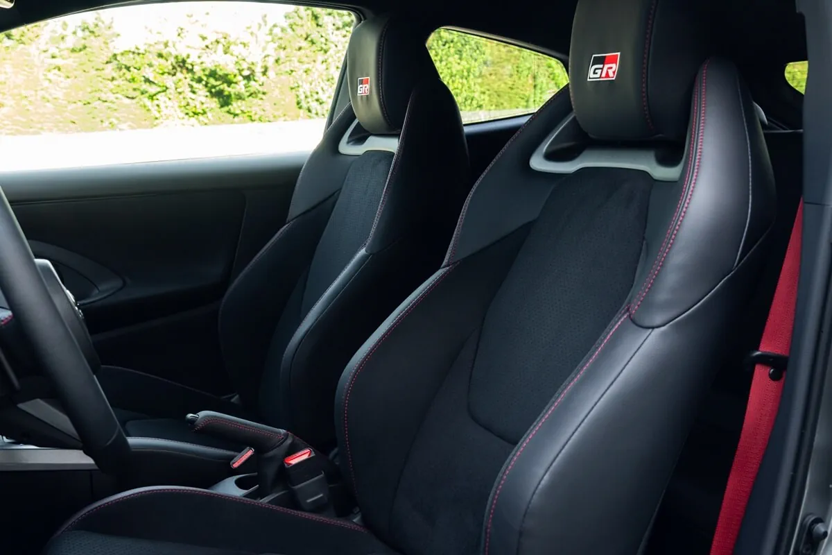 Toyota GR Yaris (2026) interieur (zitplaatsen)