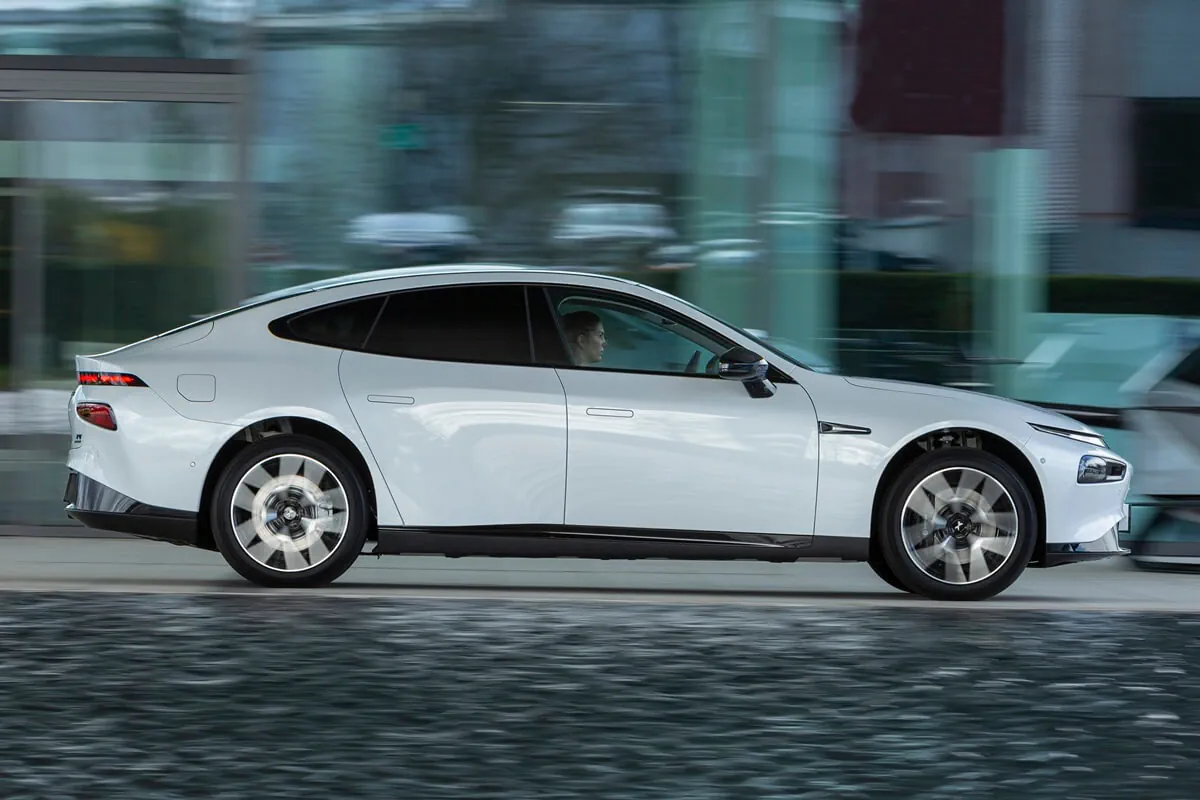 Xpeng P7 (2023–2025) Seitenansicht